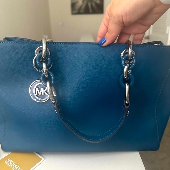 Michael Kors - Cynthia Bag - Picture 5 of 9